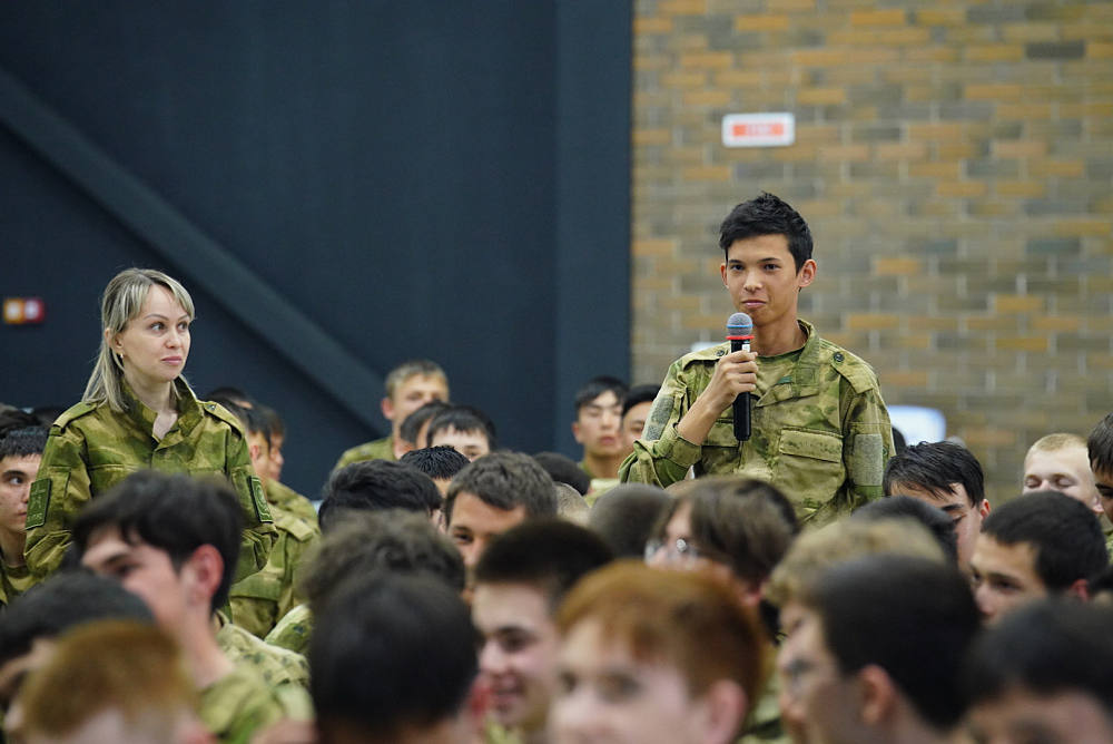 Хабиров встретился со школьниками из Архангельского района