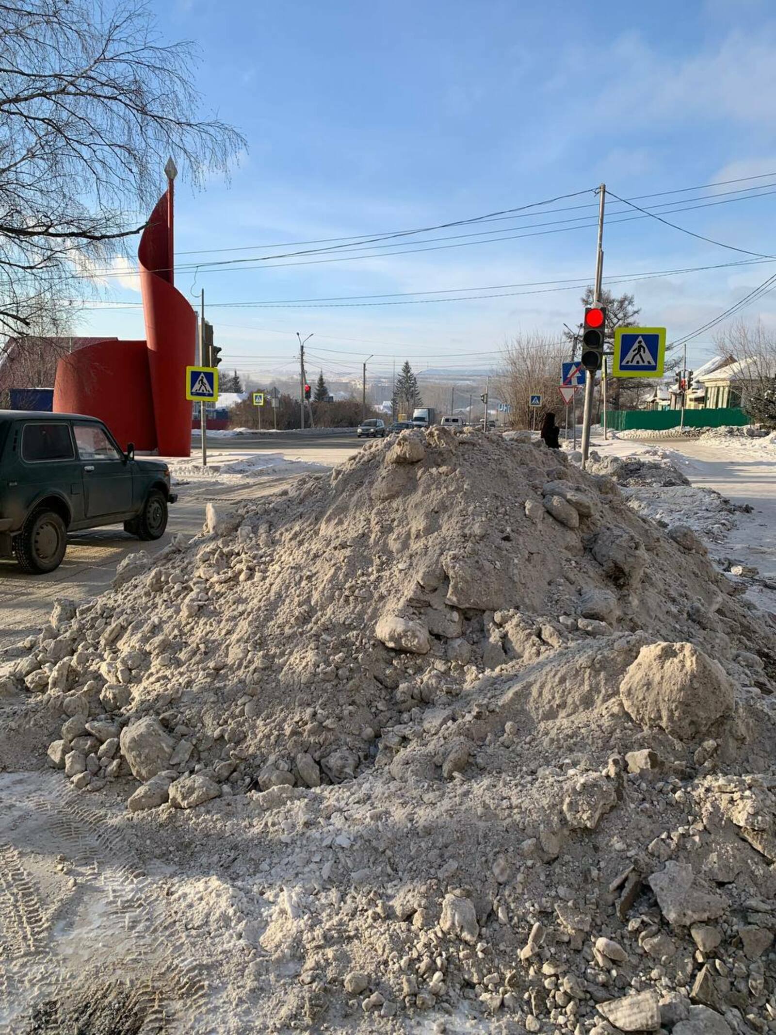 Снег вывозят, тротуары подсыпают