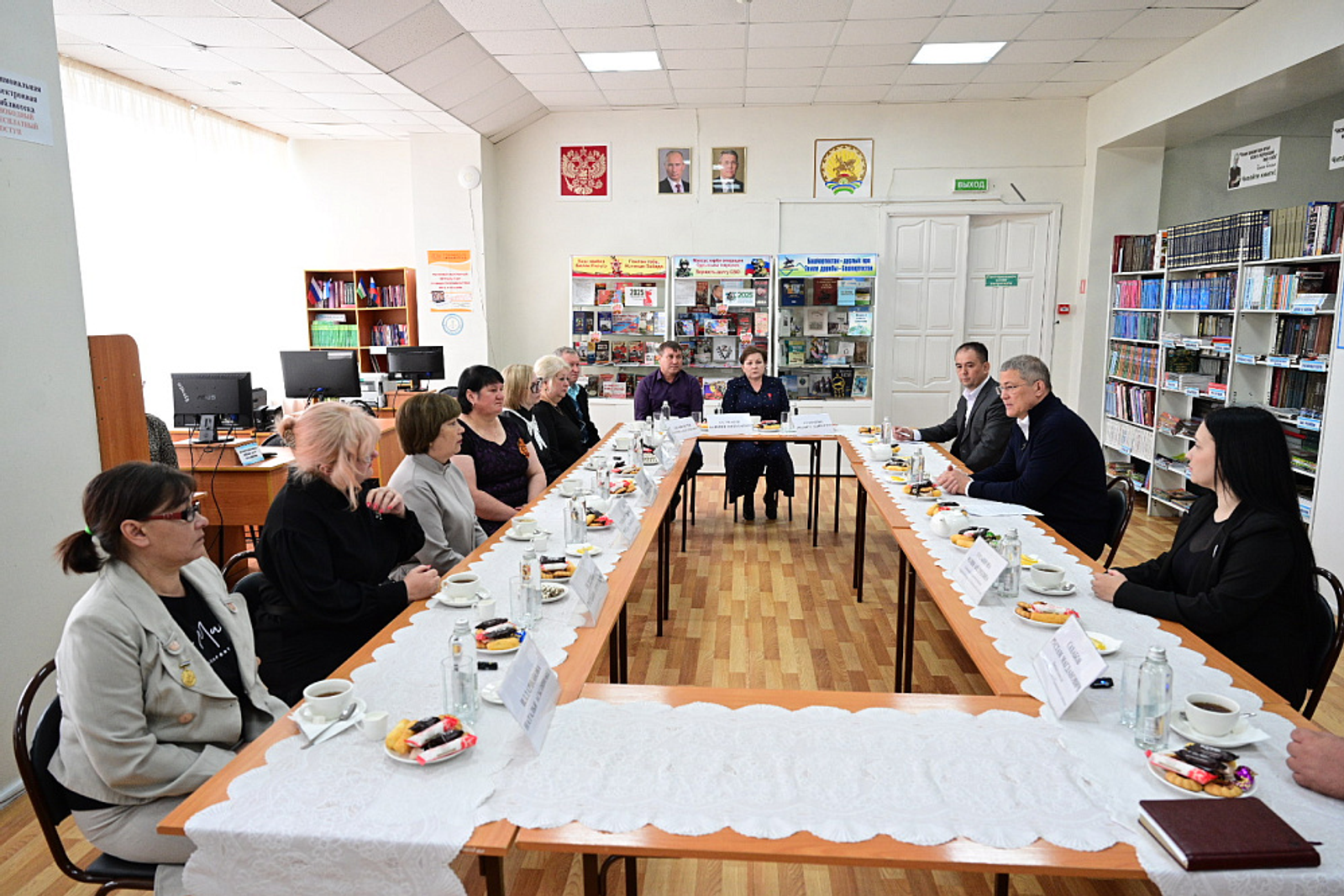 Радий Хабиров передал ордена генерала Шаймуратова семьям погибших участников СВО