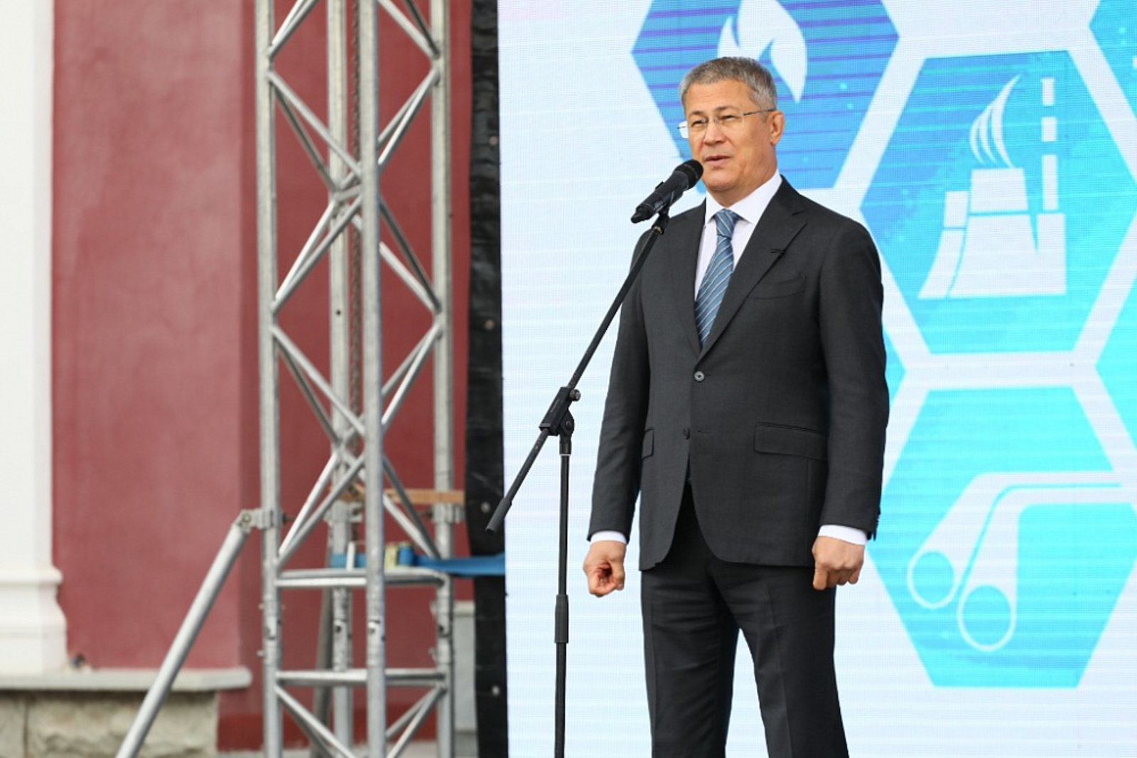 Радий Хабиров поздравил коллектив ООО «Газпром нефтехим Салават» с 75-летием предприятия